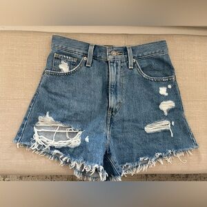 NWOT Levis High Waisted Mom Shorts-Size 25